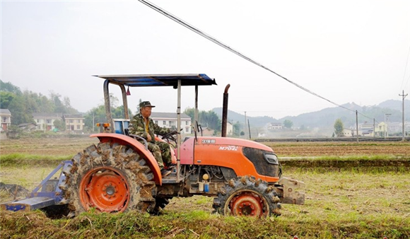 The villager was driving tractors to turn the soil. (Photographed by Li Ming)