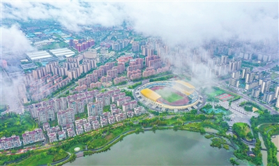 2都梁新区在晨雾中若隐若现,美若仙境。记者 熊伟 摄