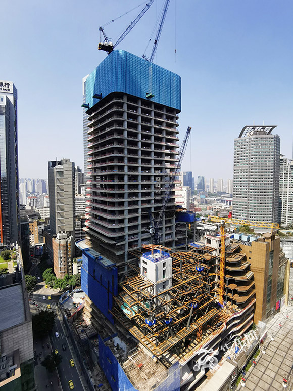 03目前，时尚文化城项目塔楼建设已至34层，高达160米。华龙网-新重庆客户端记者 张质 摄