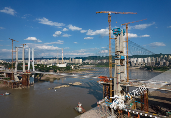 01大桥主塔已经封顶。华龙网-新重庆客户端记者 张质 摄