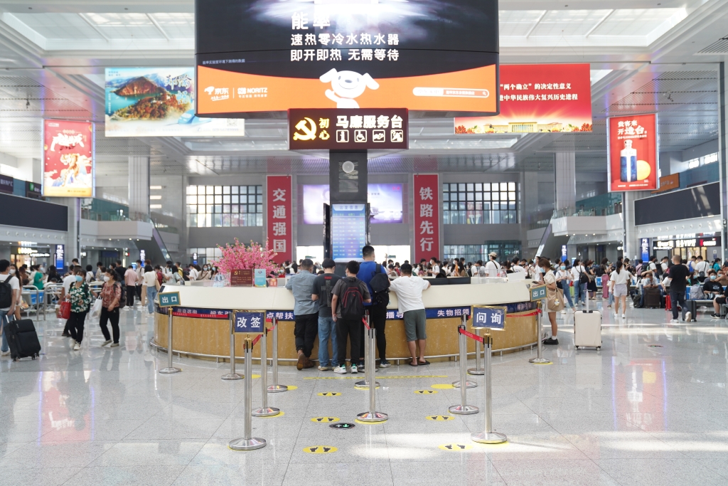 国庆假期，重庆北站“马廉服务台”为旅客出行提供帮助。通讯员 魏伟 摄