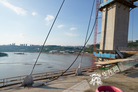 03国庆假期，大桥建设加快推进，已进入“斜拉挂索”施工。华龙网-新重庆客户端记者 张质 摄