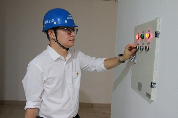 图为建管中心项目一公司工程项目管理吴亮在检查测试轨道工地电气设备。 图为建管中心项目一公司工程项目管理吴亮在检查测试轨道工地电气设备。