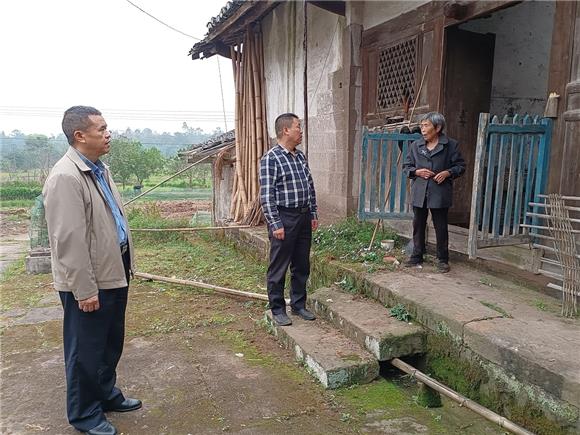 4青山村7组村民姜色鱼（右）与驻村工作队队员聊家常。特约通讯员 蒋文友 摄