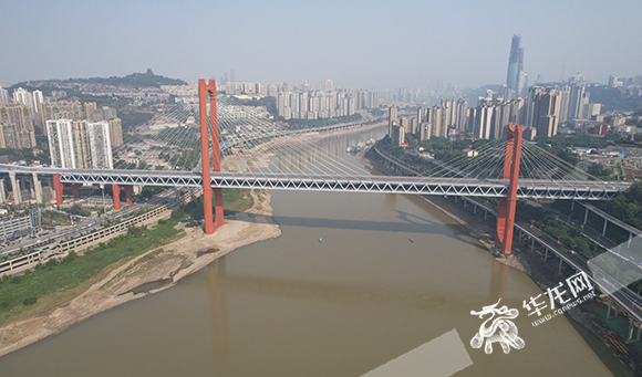 The main line of Hongyancun Bridge was officially opened to traffic at 10:00 on October 28.