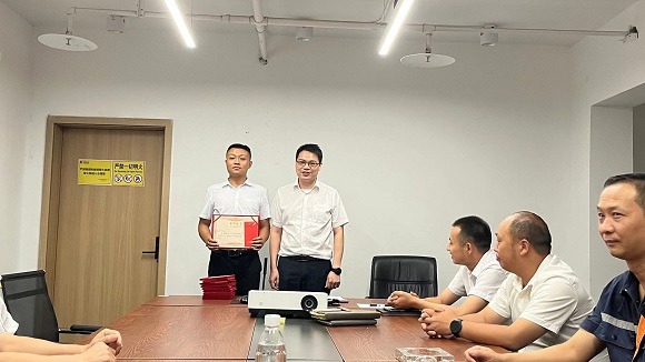 黄李（左一）获表彰。受访者供图 华龙网发