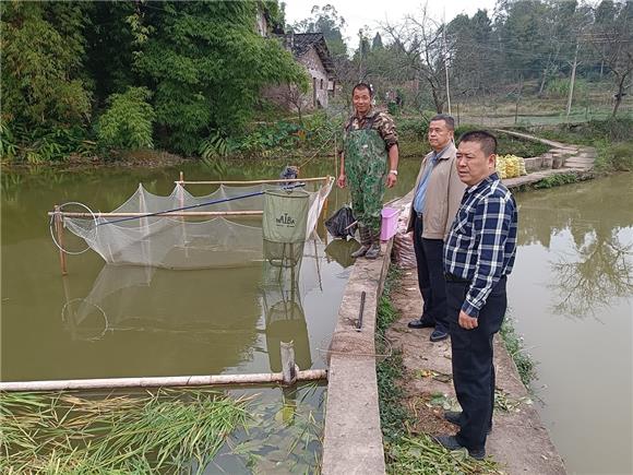 2青山村7村民喻刚全（右排前一）与驻村工作队队员话聊自己养鱼增收情况。特约通讯员 蒋文友 摄