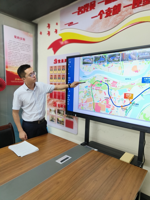 图为建管中心工程部工程项目管理谢文俊介绍轨道交通18号线北延伸段建设情况。 图为建管中心工程部工程项目管理谢文俊介绍轨道交通18号线北延伸段建设情况。