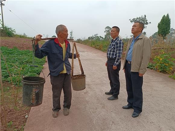 3青山村村民张天寿（左）与驻村工作队聊自家种植蔬菜增收情况。特约通讯员 蒋文友 摄
