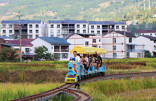 游客在园区乘坐小火车。通讯员 杨花 摄