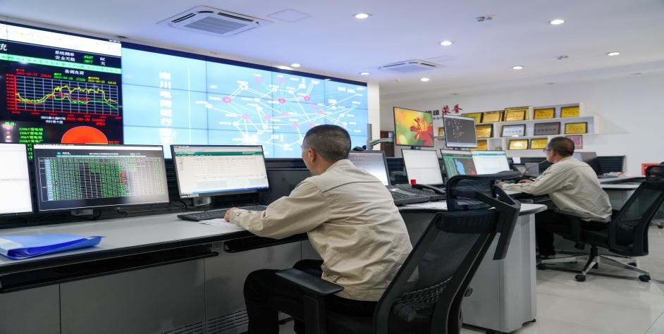 10月1日，国网重庆电力员工在调度室坚守工作岗位，保障电网可靠供电。通讯员 吴莉 摄