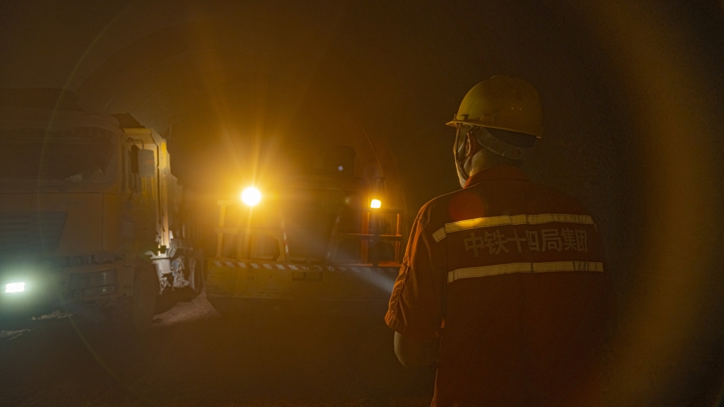 图2: 工人在长江隧道指挥运输车辆。中铁十四局供图