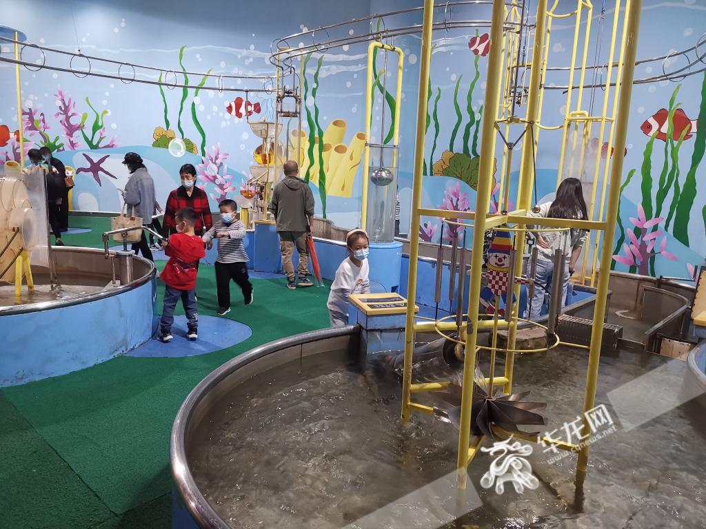 国庆假期，重庆科技馆成了孩子们的乐园。华龙网-新重庆客户端记者 伊永军 摄