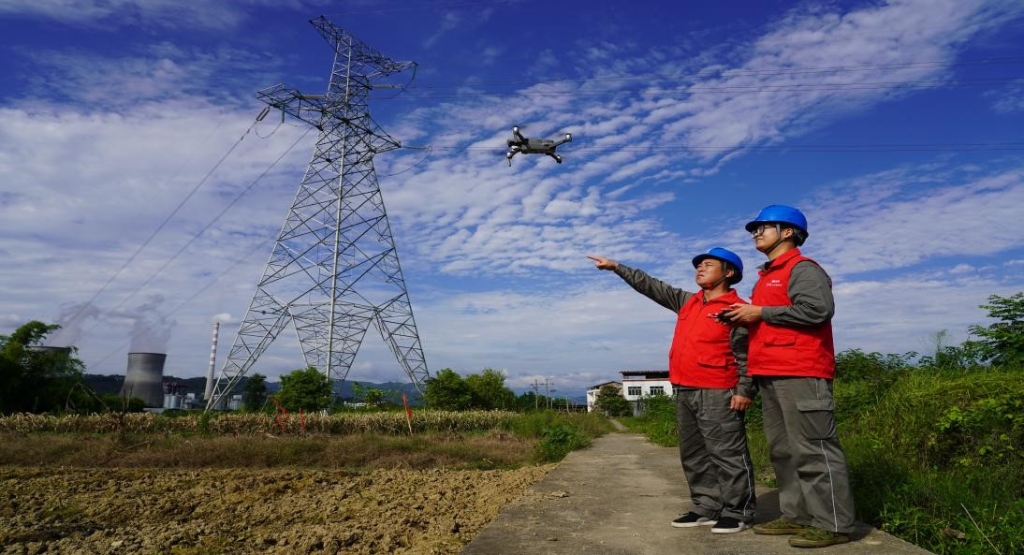 10月3日，国网重庆电力员工开展无人机线路巡视，确保线路安全运行。通讯员 潘洪 摄