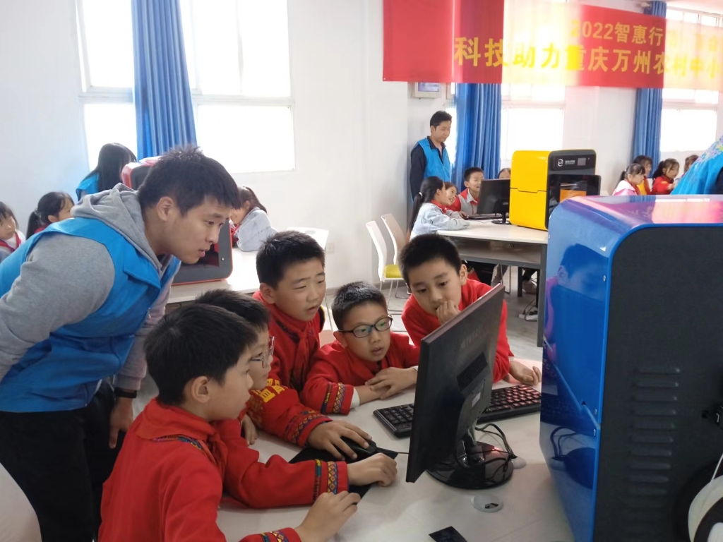 “智惠行动·百会百县乡村行”科技志愿服务项目走进重庆农村中小学。市产学研合作促进会供图