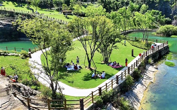 铜锣山矿山公园内游客在树荫下休憩野餐。渝北区文化旅游委供图 华龙网发