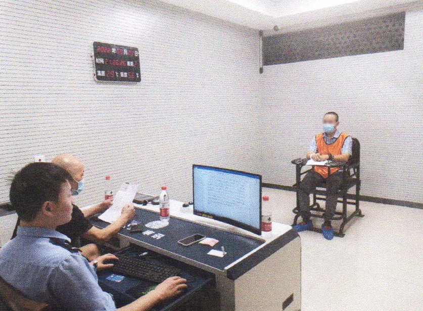 毛某接受民警审讯。重庆高新区警方供图