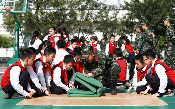 2019年重庆市九龙坡区白市驿镇第二小学学生近距离感受军旅生活，接受国防教育 市展览办供图