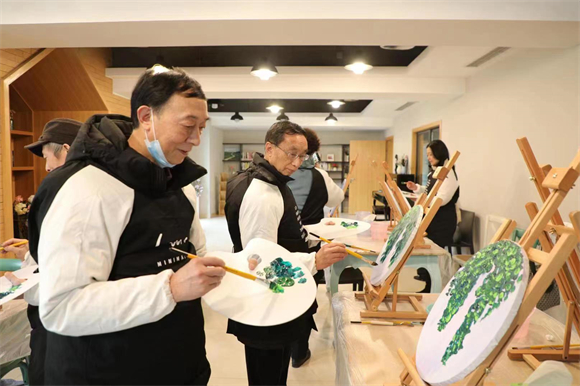 重庆市渝中区老年人在养老机构中作画 市展览办供图