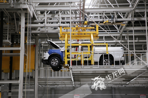 在长城汽车永川生产基地总装车间，车体正在组装中。华龙网-新重庆客户端 张颖绿荞 摄