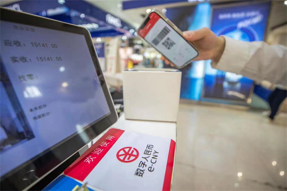 2022年5月，重庆市民在观音桥商圈使用数字人民币进行结算 市展览办供图