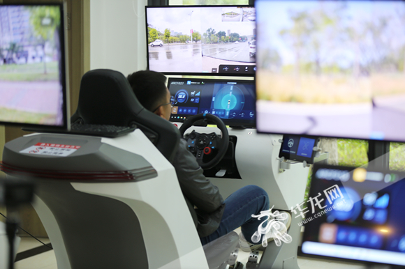 10月9日，在重庆云谷·永川大数据产业园西部自动驾驶测试基地，几位“云领航员”正在“5G云代驾“。华龙网-新重庆客户端 张颖绿荞 摄