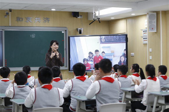 2019年12月，重庆市的农村小学与城市小学同上一堂课 市展览办供图