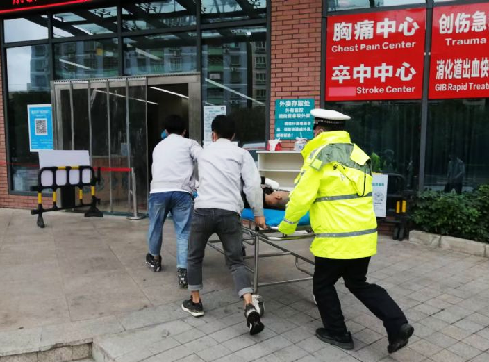 民警推伤者进手术室。重庆高新区警方供图