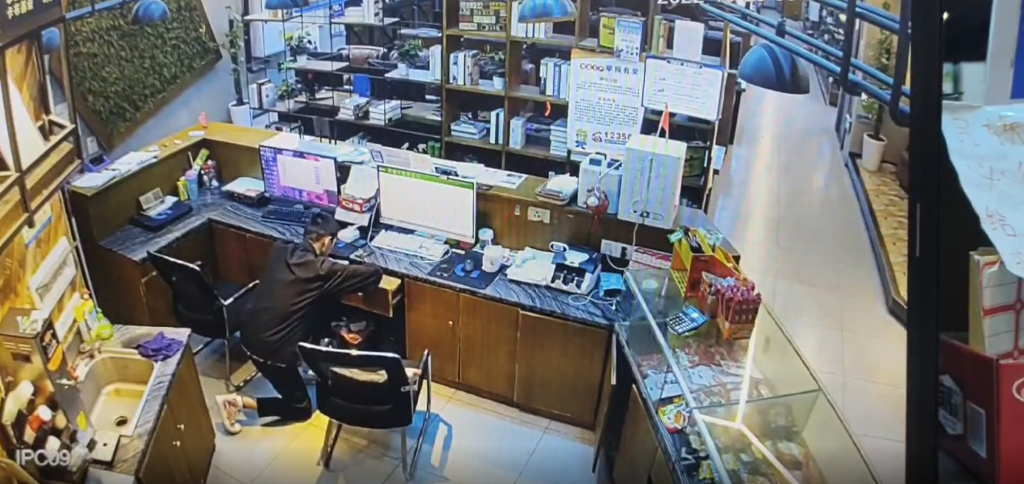 1年轻男子盗窃的过程被视频拍下。重庆沙坪坝警方供图