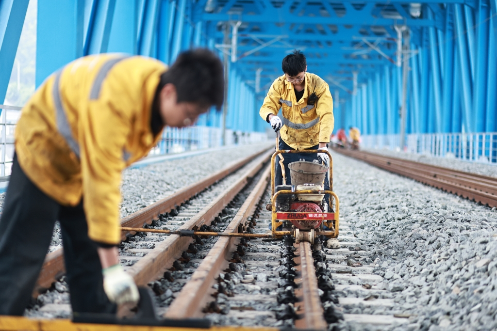 The technician measured the rail with his feet. (Photographed by Su Zhigang)