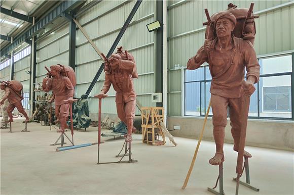 1大足石刻文创园企业生产的雕塑作品。特约通讯员 邓小强 摄