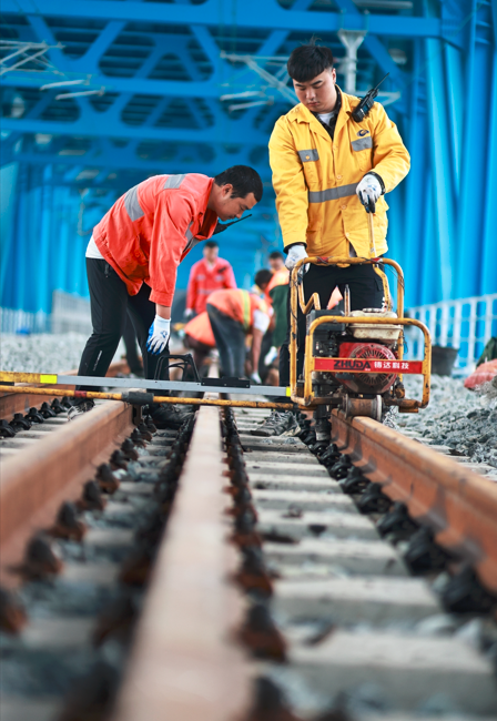 A group of post-00s technicians began the find adjustment of East Loop of Chongqing Railway Hub. (Photographed by Su Zhigang)