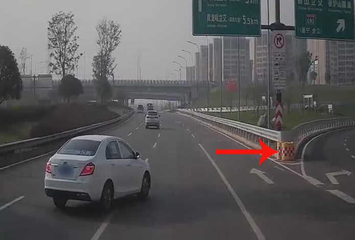 1轿车违法变道被后方货车的行车记录仪拍下。重庆高新区警方供图