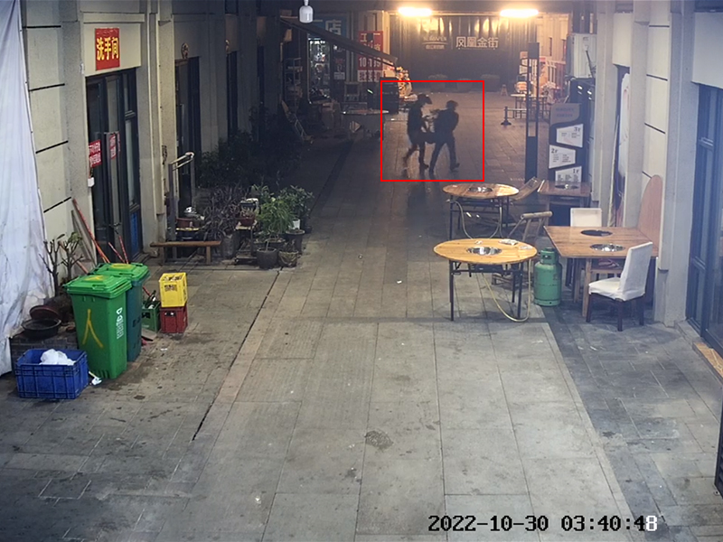 1两名男子搬走“金弹子”的过程，被公共视频拍下。重庆璧山警方供图