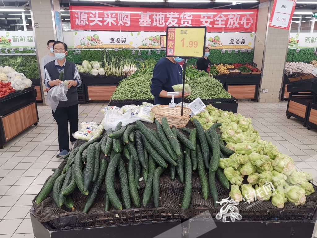 新世纪超市北碚城南店蔬菜区贴的标语，让市民放心。