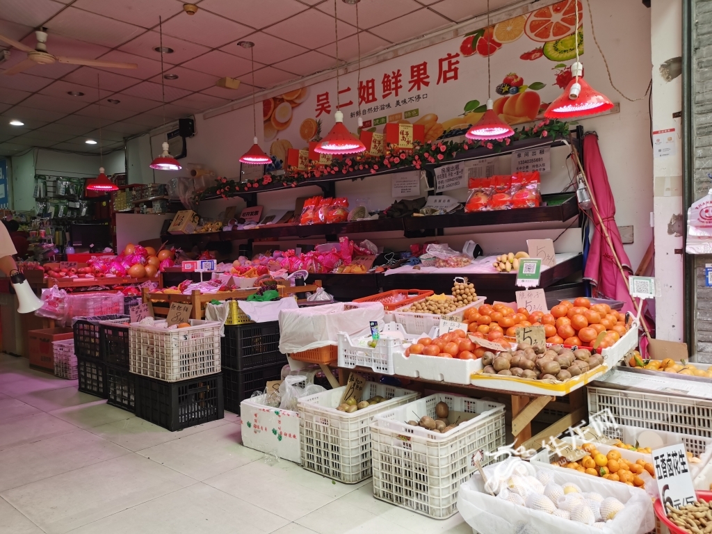 渝中区上清寺街道一居民区水果店水果充足。