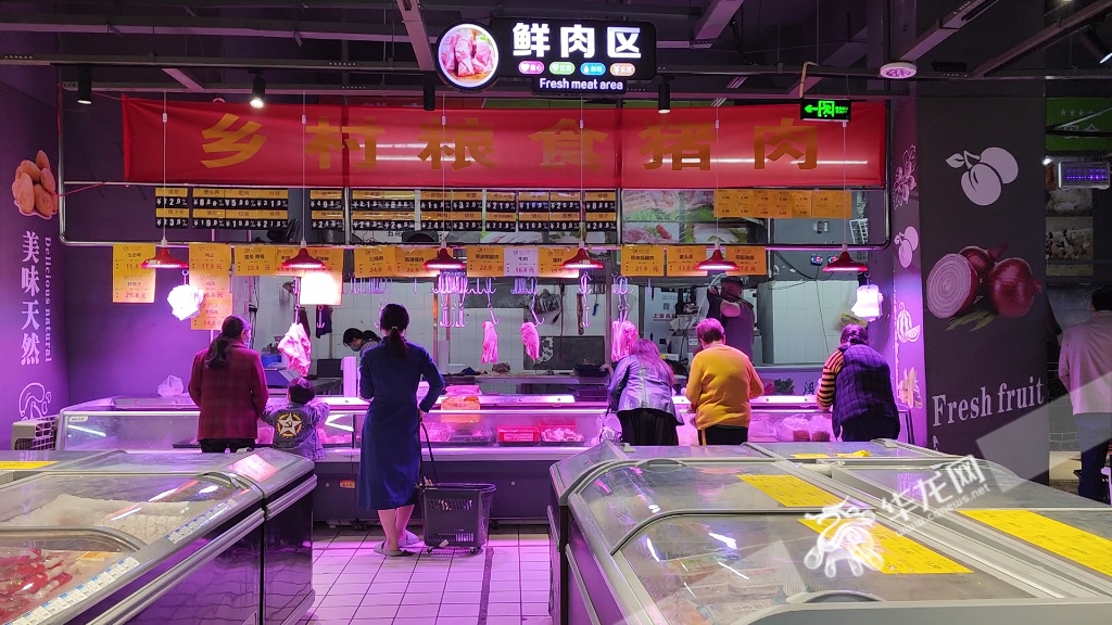 市民在江北大石坝家荟生鲜超市采购。