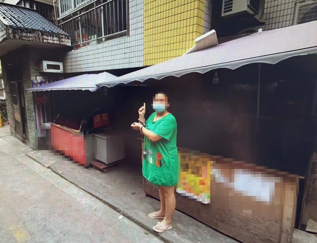 嫌疑人指认作案现场。渝北区警方供图