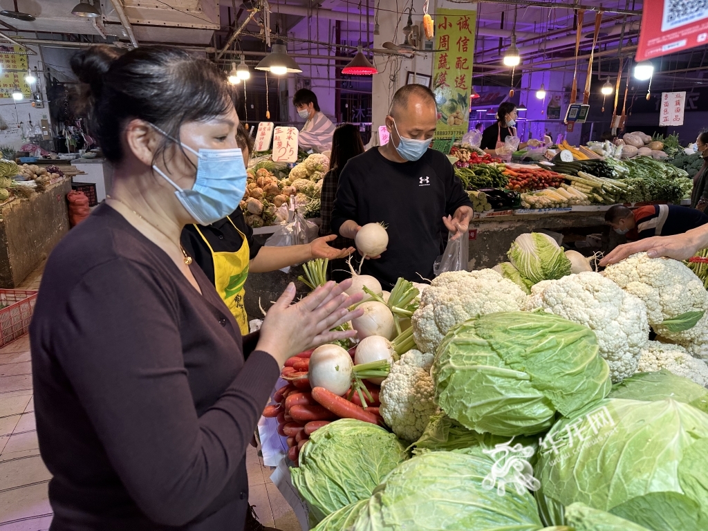 红叶农贸市场，市民选购蔬菜。