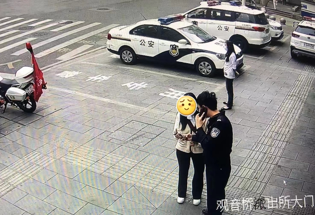 民警帮忙联系开辟绿色通道。重庆江北警方供图