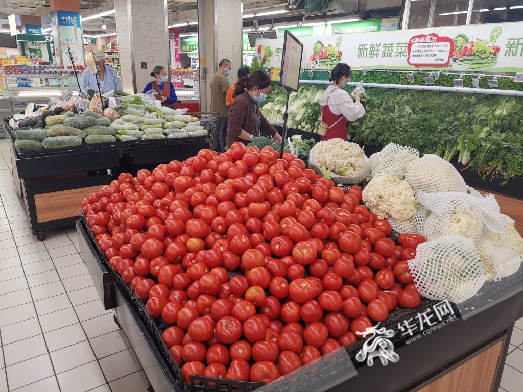 新世纪超市北碚城南店，市民正在有序选购蔬菜。