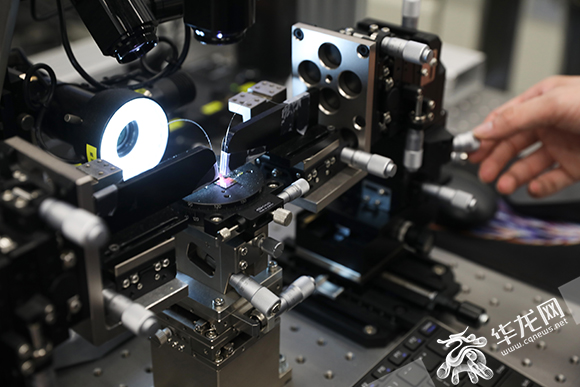 西永微电园联合微电子，技术人员正在对设计生产的芯片进行测试。资料图