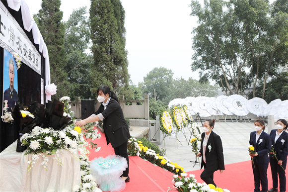 群众代表向冯坪坪烈士献上鲜花。特约通讯员 陈仕川 摄