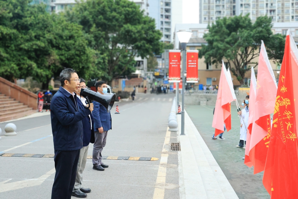 重庆医科大学党委书记覃正杰宣布重庆医科大学驰援重庆市疫情防控志愿者队伍正式出征。受访单位供图