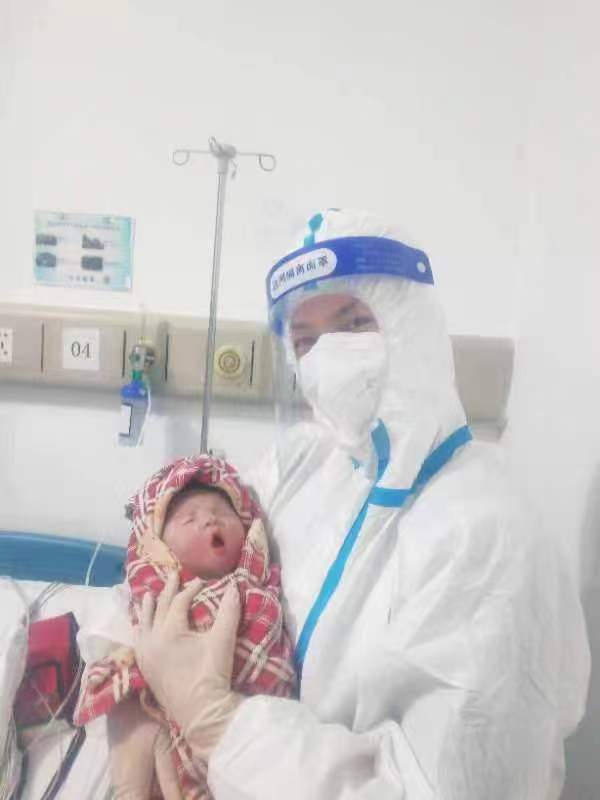 11日晚就诊的先兆临产孕妇顺利产下女婴。重医附一院供图
