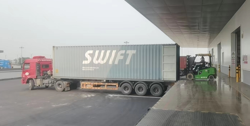 中新（重庆）多式联运示范基地内，卡车正在进行装卸。企业供图