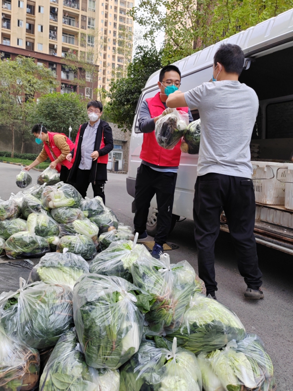 工作人员把蔬菜套餐送到小区。  九龙坡区供销社 供图