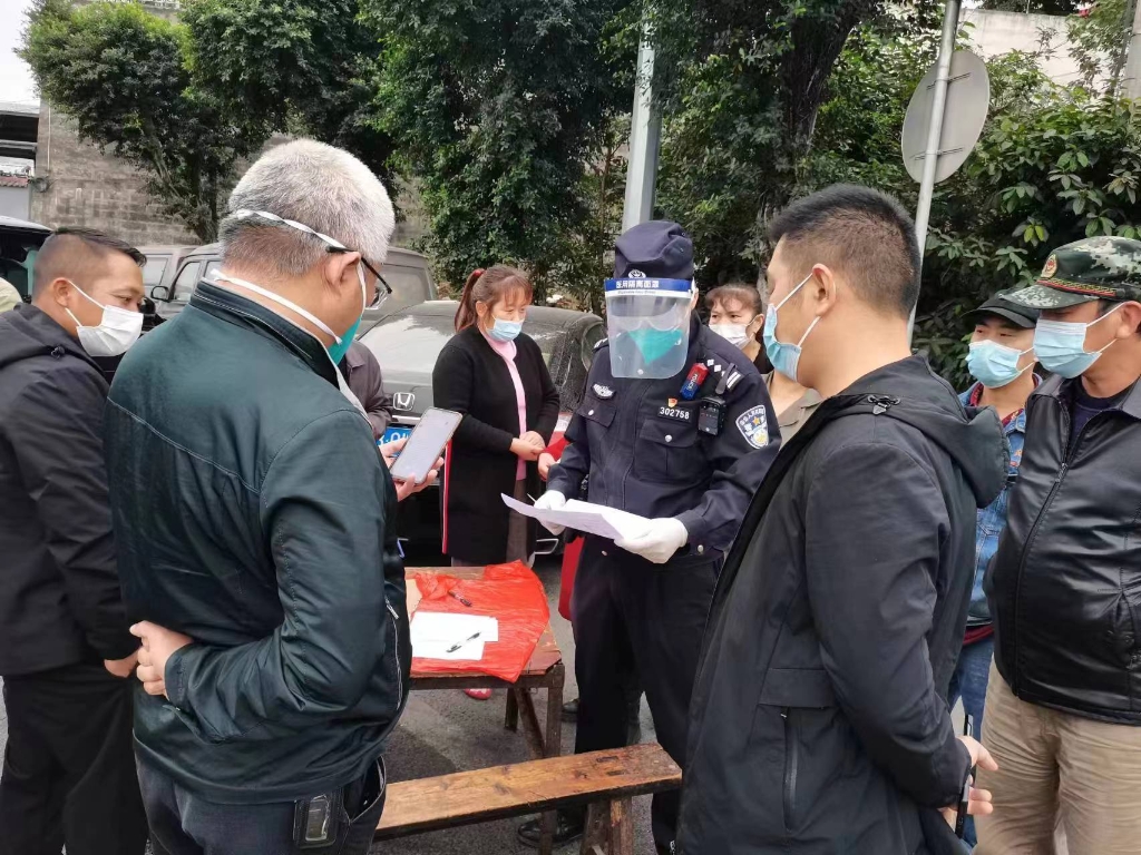 民警联合街道工作人员实地走访屠宰场经营户，了解经营难点。重庆江北警方供图