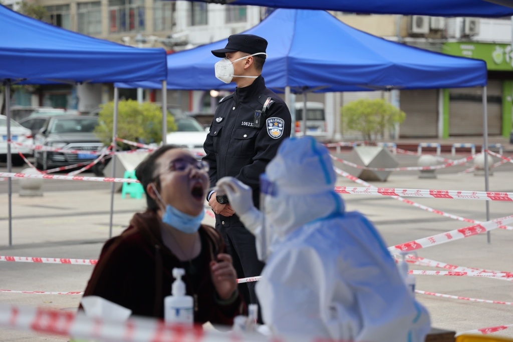 0民警在核酸点维护秩序。重庆九龙坡警方供图