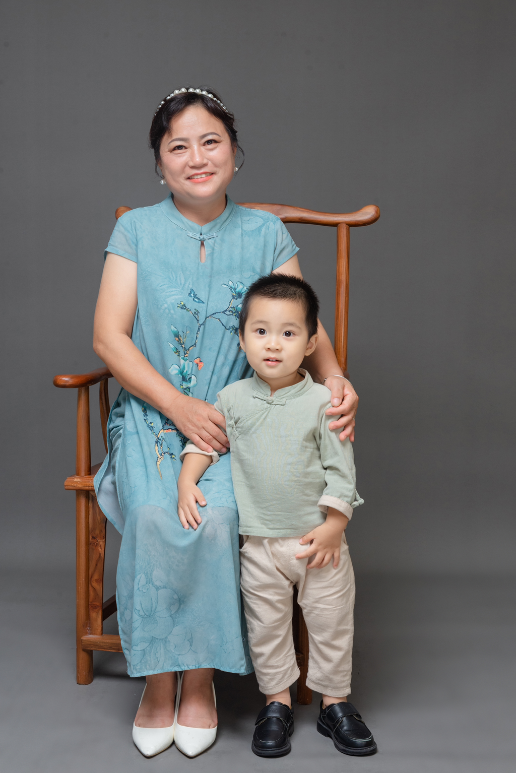 外婆杨生会和孙子王云可。受访人 供图